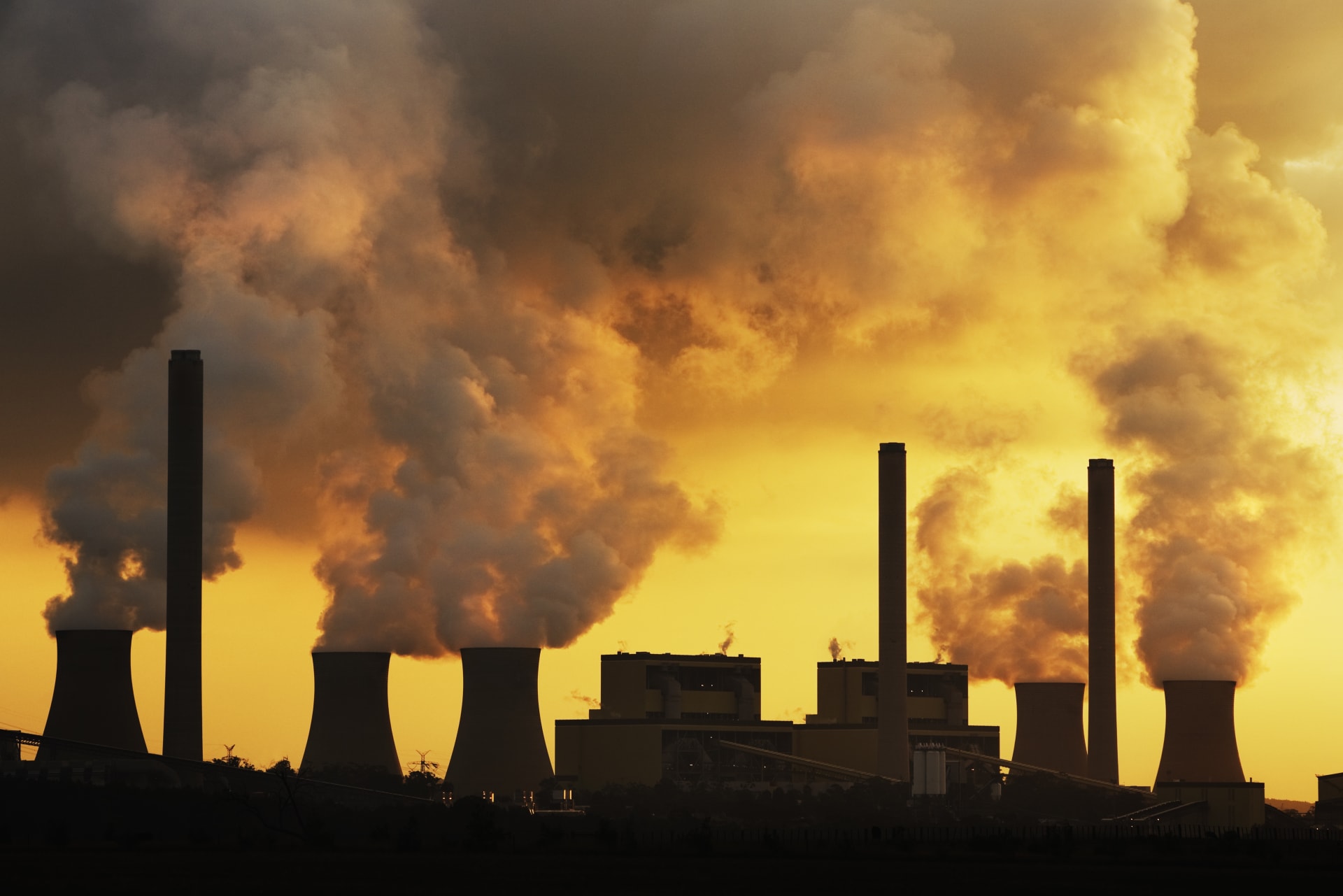 Největším zdrojem emisí oxidu uhličitého v EU je výroba elektřiny a tepla, následuje zpracovatelský průmysl.