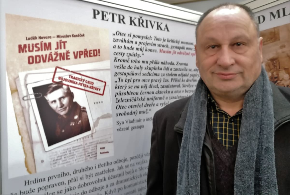 Spisovatel Luděk Navara na výstavě o popraveném Petru Křivkovi v Brně, kterou připravil s Miroslavem Kasáčkem. (Foto: Ivan Motýl)