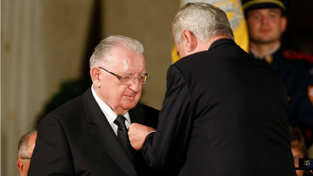 Miloš Zeman (vpravo) předává vyznamenání Františku Čubovi.