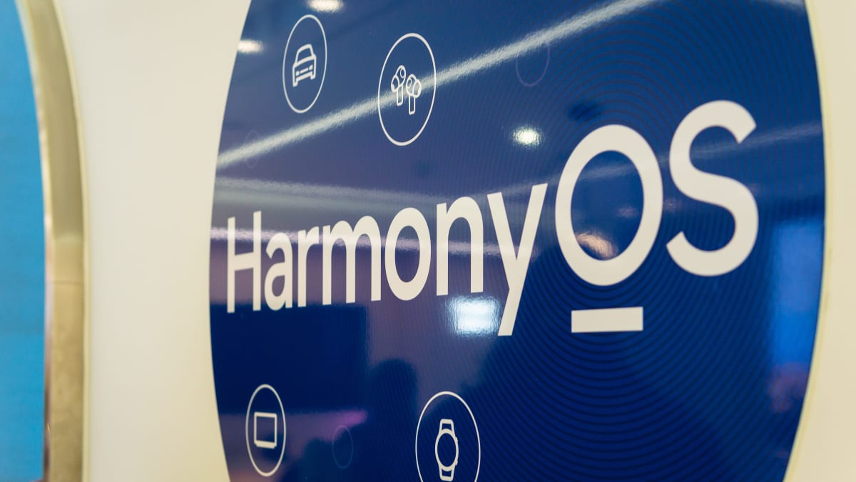Kvůli americkým sankcím musela firma Huawei přesedlat z Androidu na vlastní operační systém Harmony.