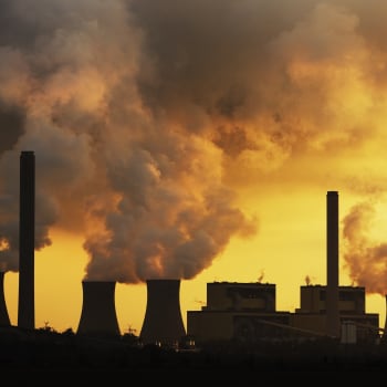 Největším zdrojem emisí oxidu uhličitého v EU je výroba elektřiny a tepla, následuje zpracovatelský průmysl.