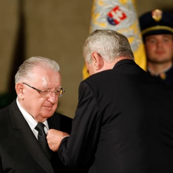 Miloš Zeman (vpravo) předává vyznamenání Františku Čubovi