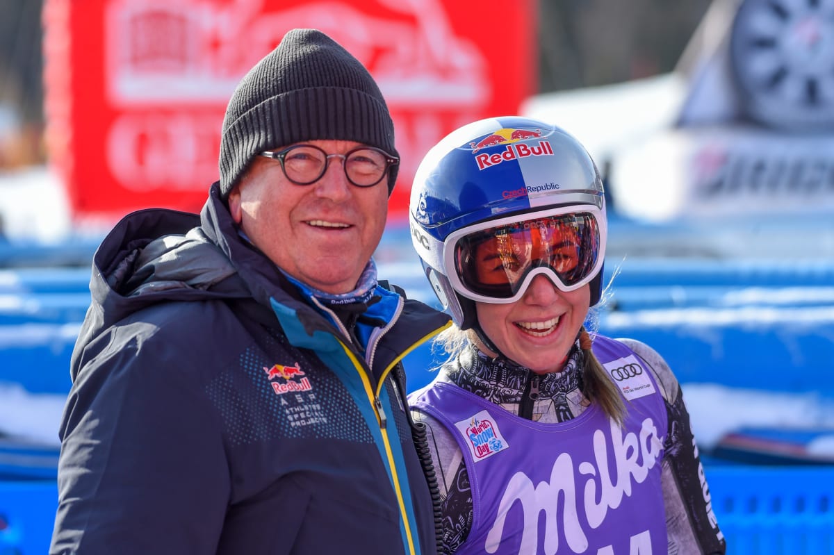 Robert Trenkwalder ze společnosti Red Bull a česká lyžařka Ester Ledecká pózují po jejím dojezdu sjezdu v závodě Světového poháru 2019 v Cortině d’Ampezzo.