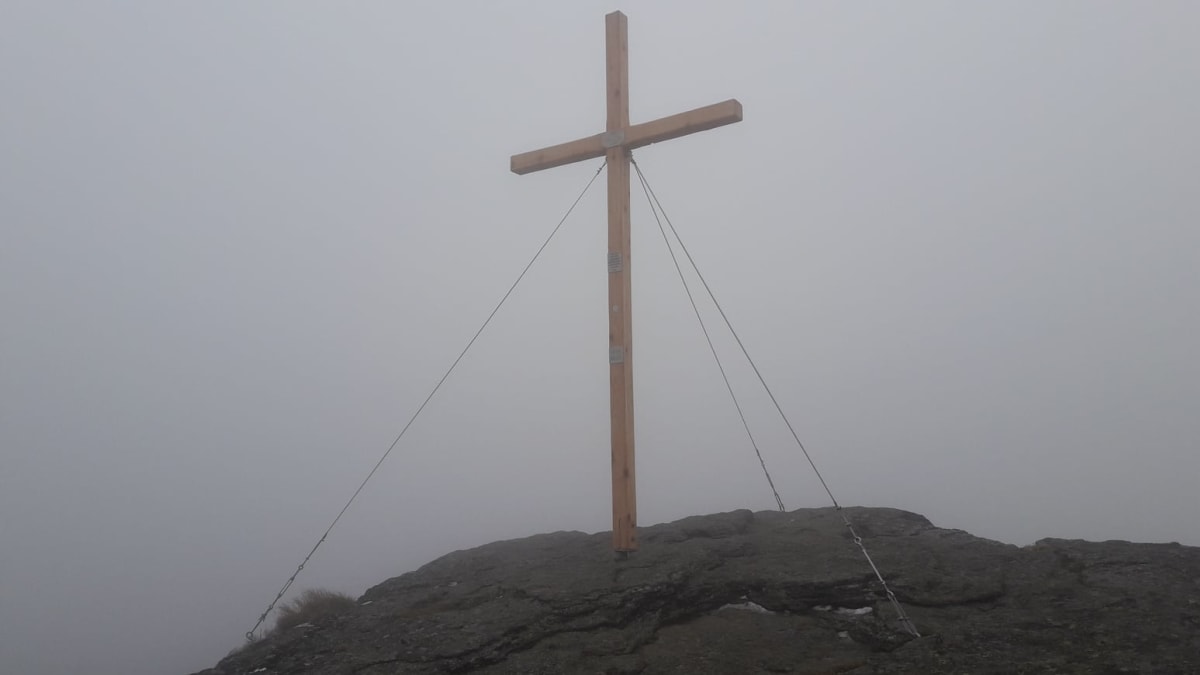 Na vrcholu Vozky někdo bez povolení úřadů vztyčil dřevěný kříž.