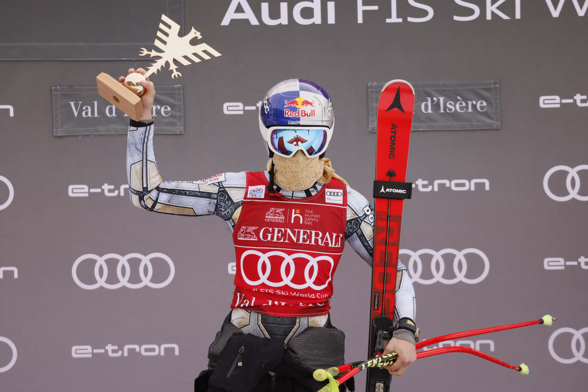 Ester Ledecká slaví na stupních vítězů svůj triumf v super-G ve francouzském Val d’Isere 19. prosince 2020.