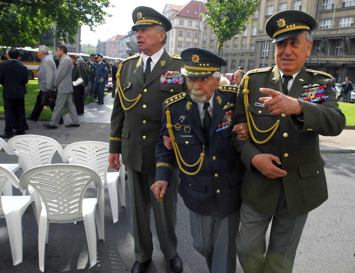 Válečný veterán Jan Horal (vpravo) na archivním snímku vedle dalších bývalých bojovníků Josefa Hercze a Františka Fajtla.