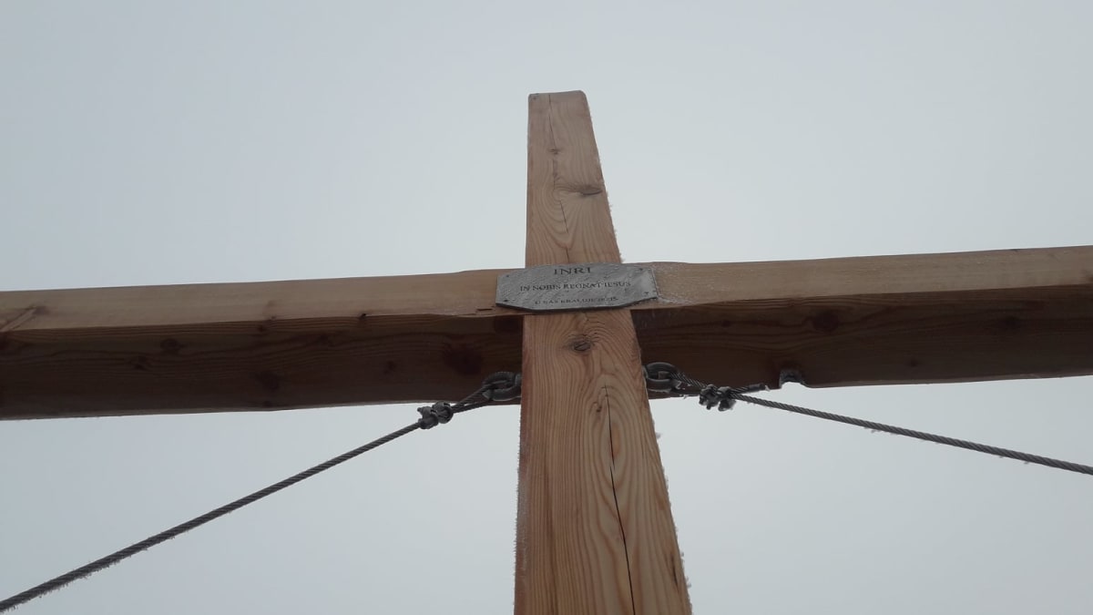 Na vrcholu Vozky někdo bez povolení úřadů vztyčil dřevěný kříž.