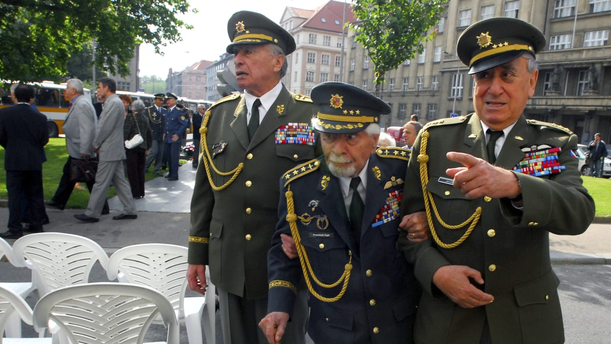 Válečný veterán Jan Horal (vpravo) na archivním snímku vedle dalších bývalých bojovníků Josefa Hercze a Františka Fajtla.