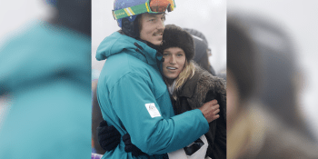Vdova po slavném snowboardistovi Pullinovi porodila. Odebrali mu spermie po smrti