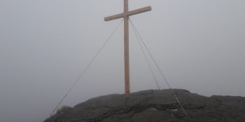 Na hoře v Jeseníkách vztyčili nadšenci kříž. Neměli povolení, lidé kritizují i gramatiku