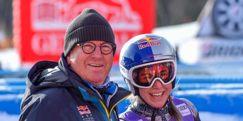 Robert Trenkwalder ze společnosti Red Bull a česká lyžařka Ester Ledecká pózují po jejím dojezdu sjezdu v závodě Světového poháru 2019 v Cortině d’Ampezzo.