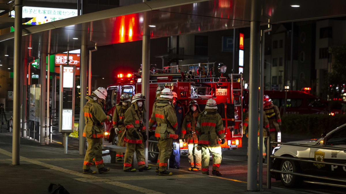 K útoku ve vlakové soupravě došlo během halloweenských oslav v Tokiu.