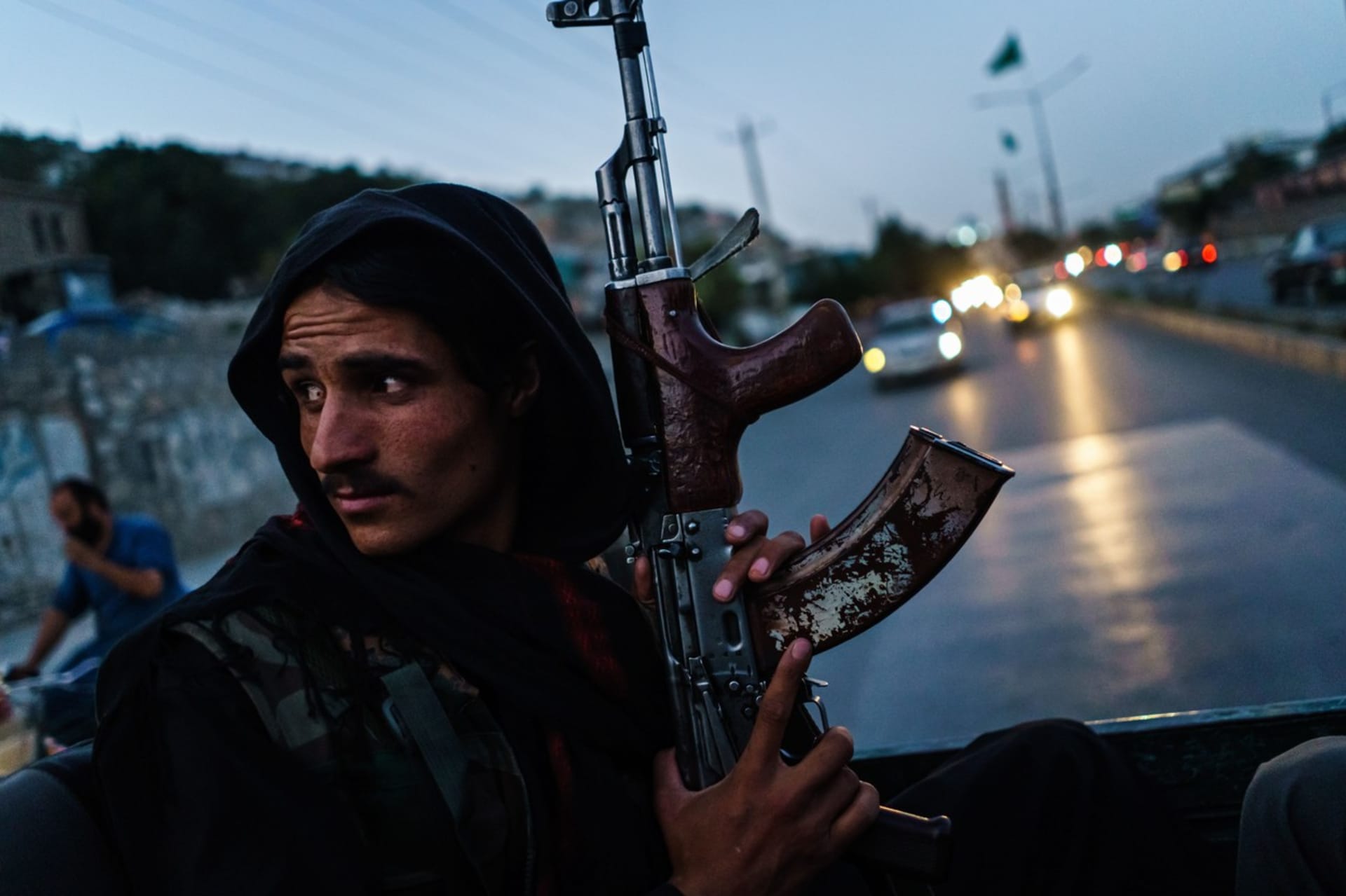 Tálibánský bojovník v ulicích Kábulu, který se stal po puči baštou radikálů.