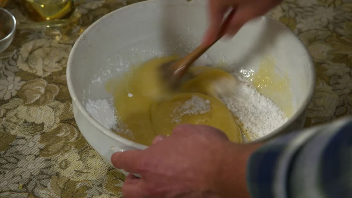 Vyšlehejte vejce s cukrem a vmíchejte ostatní ingredience