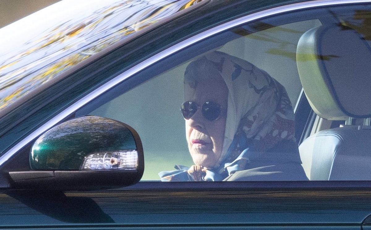 Britská královna Alžběta II. byla začátkem tohoto týdne spatřena, jak se ve svém zeleném jaguáru projíždí na hradě Windsor.