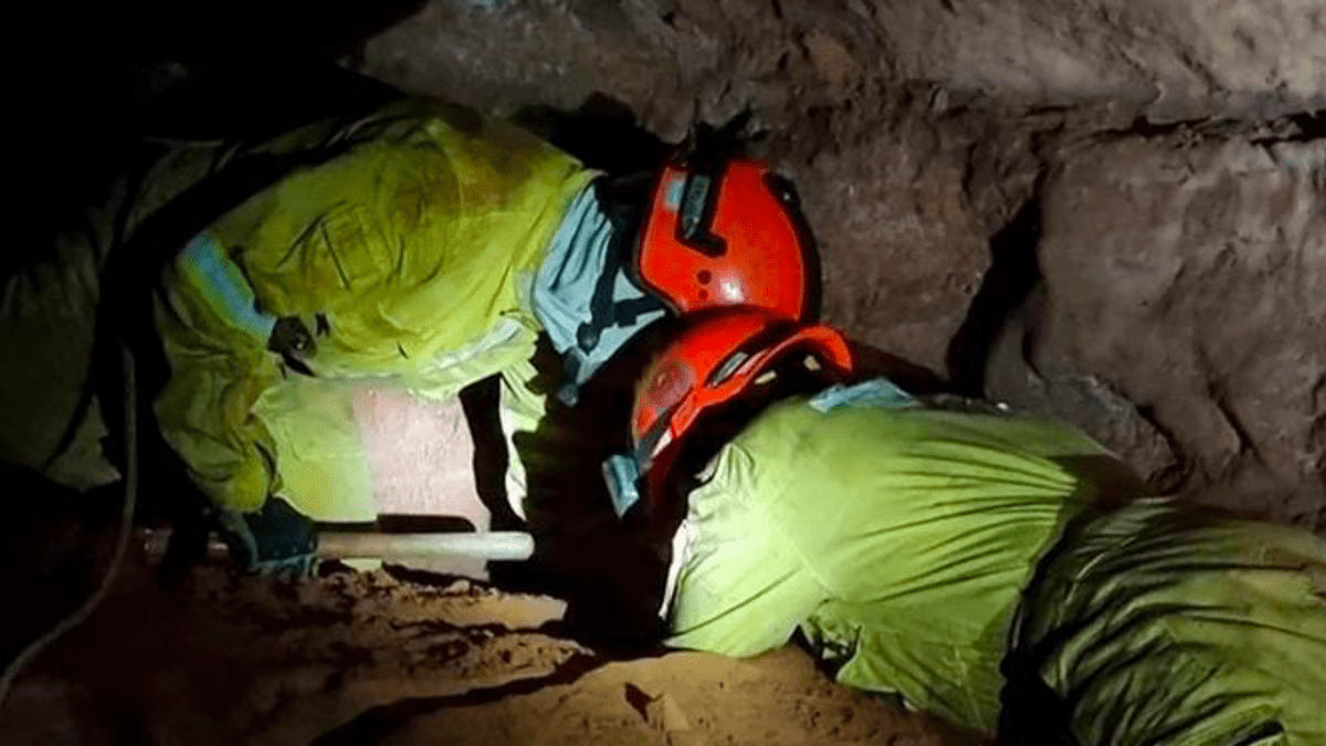Brazilské hasiče při cvičení v jeskyni zastihl zával. 
