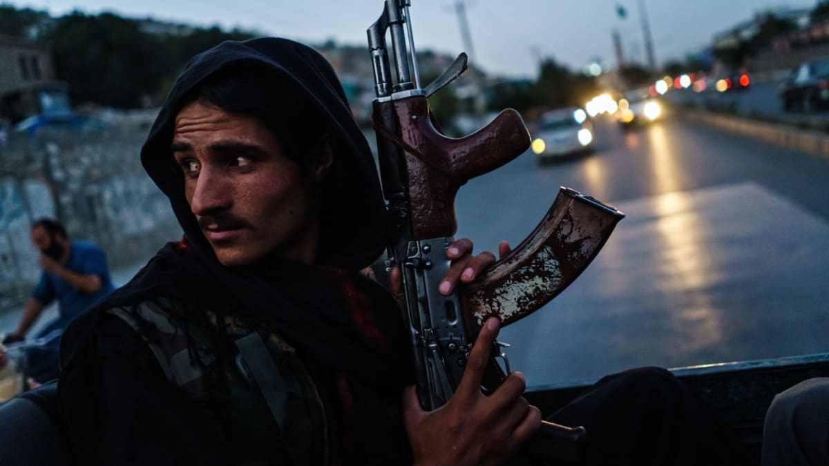 Tálibánský bojovník v ulicích Kábulu