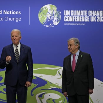 Britský premiér Boris Johnson vítá na klimatickém summitu Joea Bidena, amerického prezidenta. Po jeho levici stojí generální tajemník OSN Antonio Gutteres.