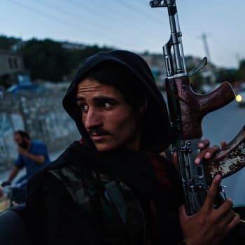 Tálibánský bojovník v ulicích Kábulu