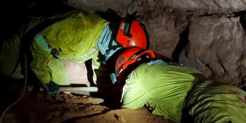 Zával v jeskyni uvěznil hasiče při cvičení. Nejméně devět jich zahynulo, další vyprošťovali záchranáři