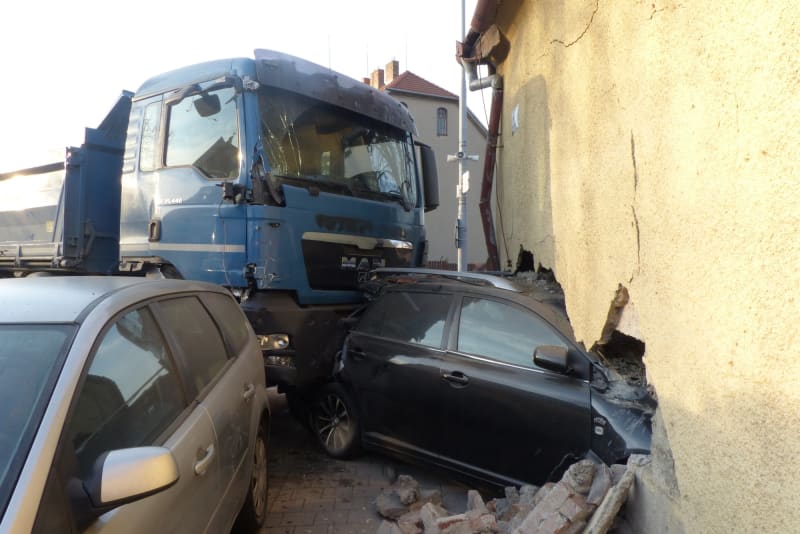 Při vážně nehodě v Brně poškodil nákladní automobil rodinný dům.
