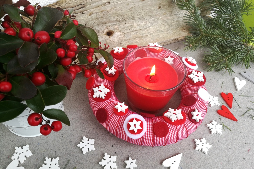 Vánoční věnec z kostkované stužky: Jednoduchou dekoraci vyrobíte i s dětmi