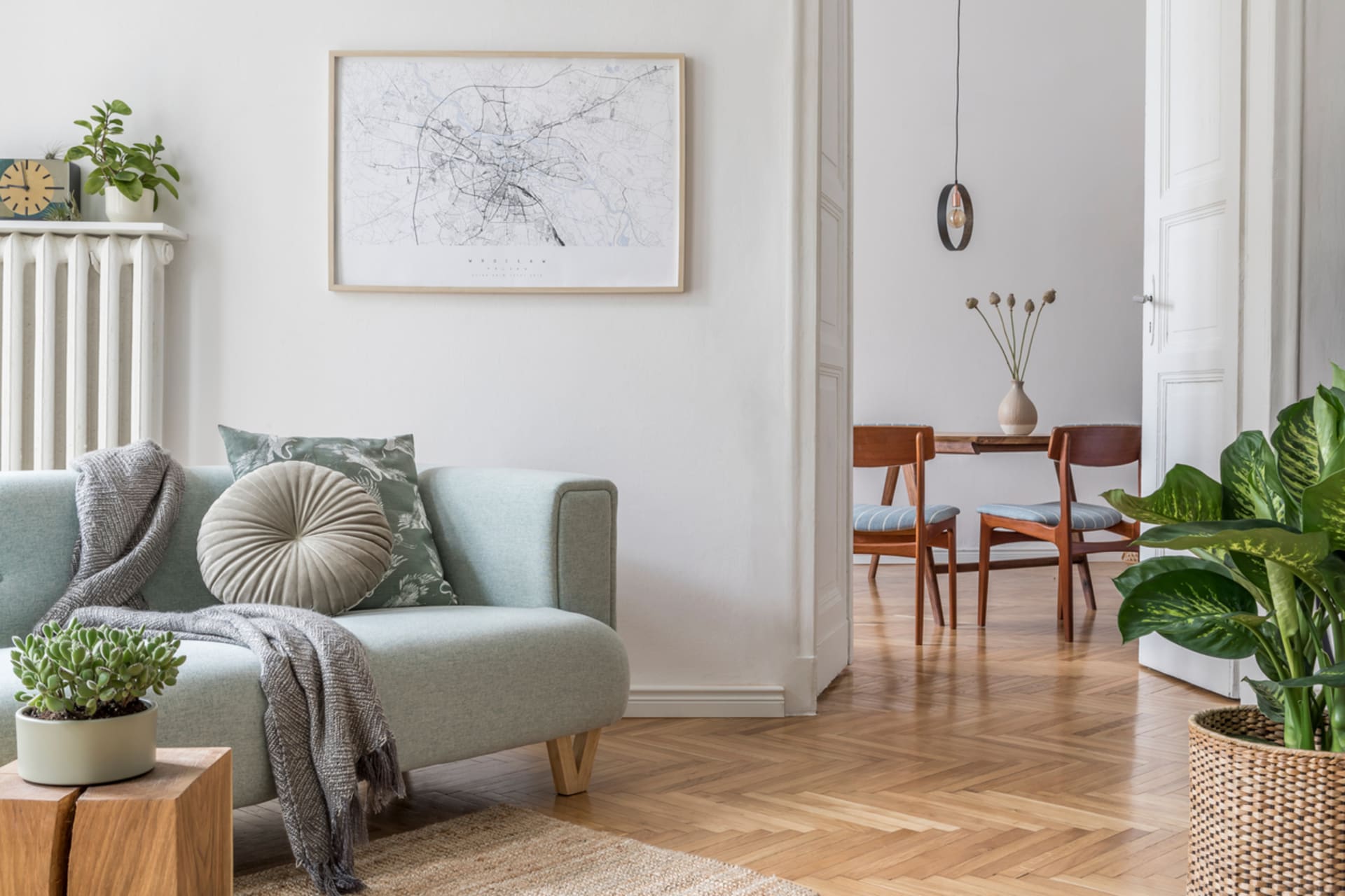 Je jednoduchý, přitom útulný. Japandi spojuje to nejlepší ze skandinávského bydlení s japonským stylem plným elegantních linií. Japandi můžete snadno zakomponovat do svého bytu.