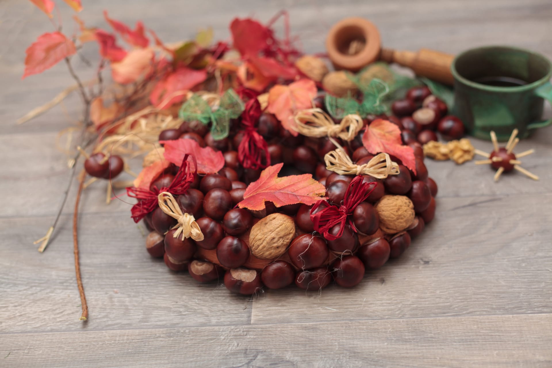 Podzimní věnec vytvořte z kaštanů, skořápek a barevných listů
