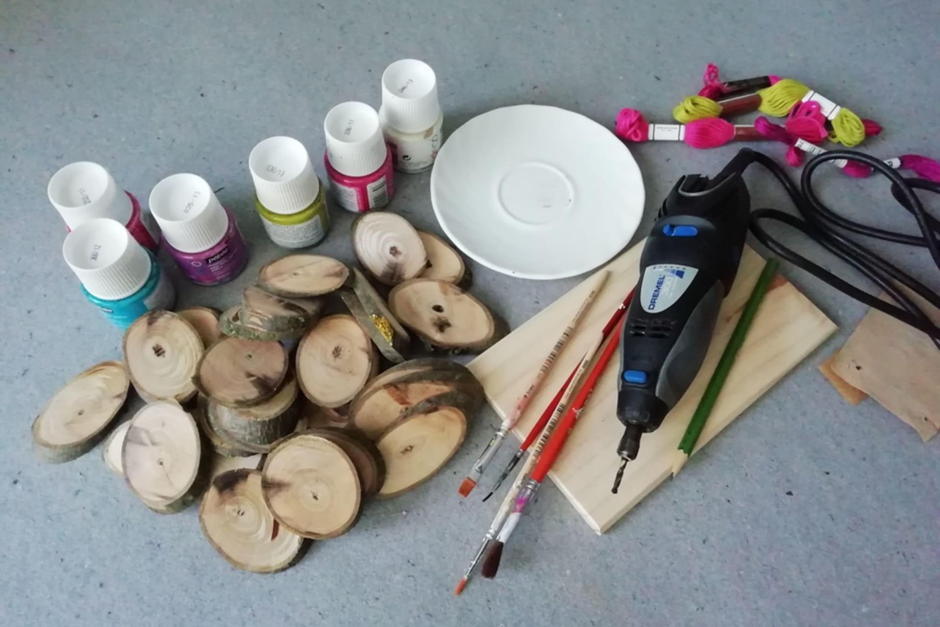Co budete potřebovat na dřevěné oválky s malovanými zajíčky