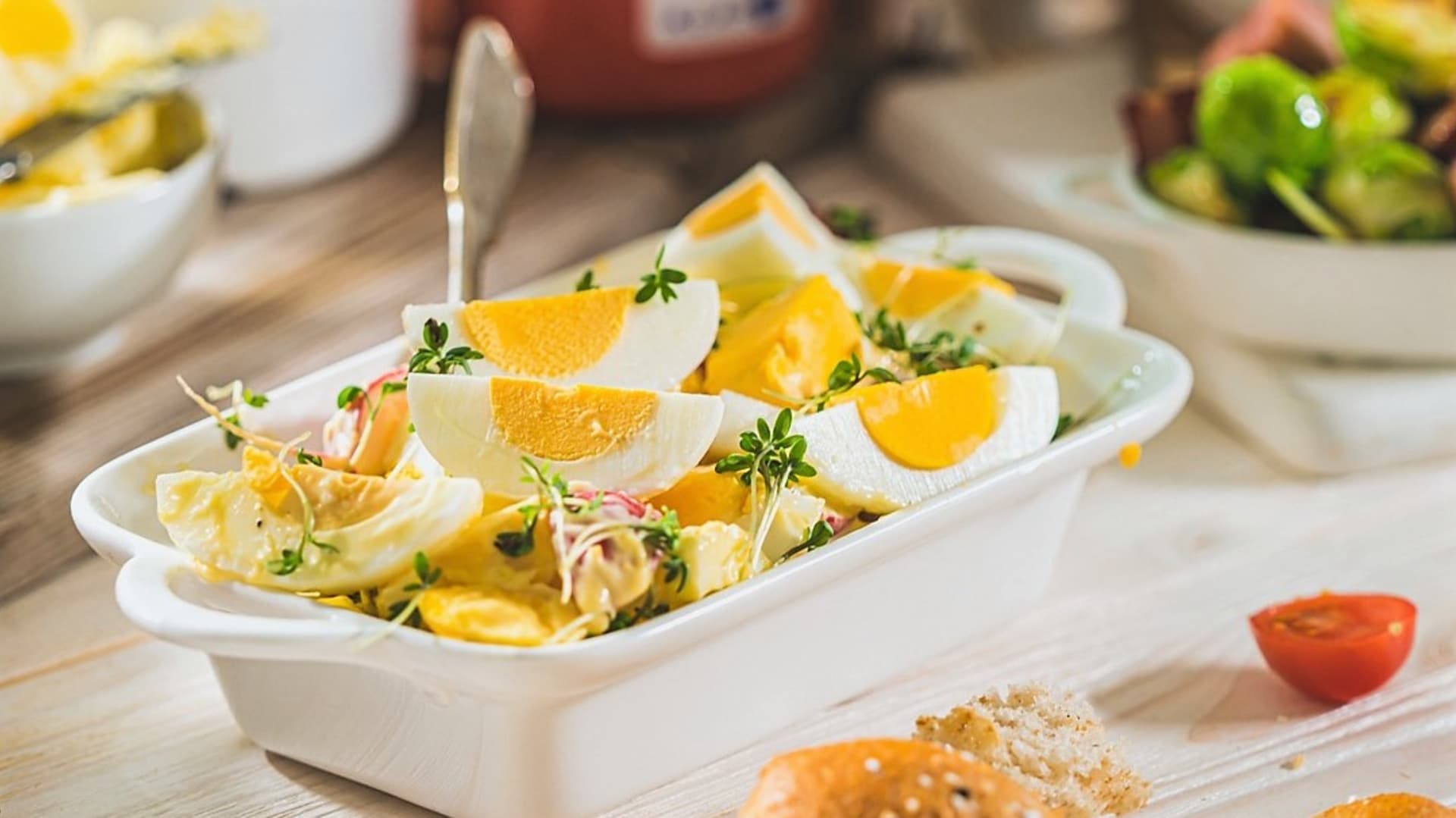 Co s natvrdo vařenými vejci? Zkuste udělat vajíčkový salát, vaječnou tlačenku nebo pomazánku 