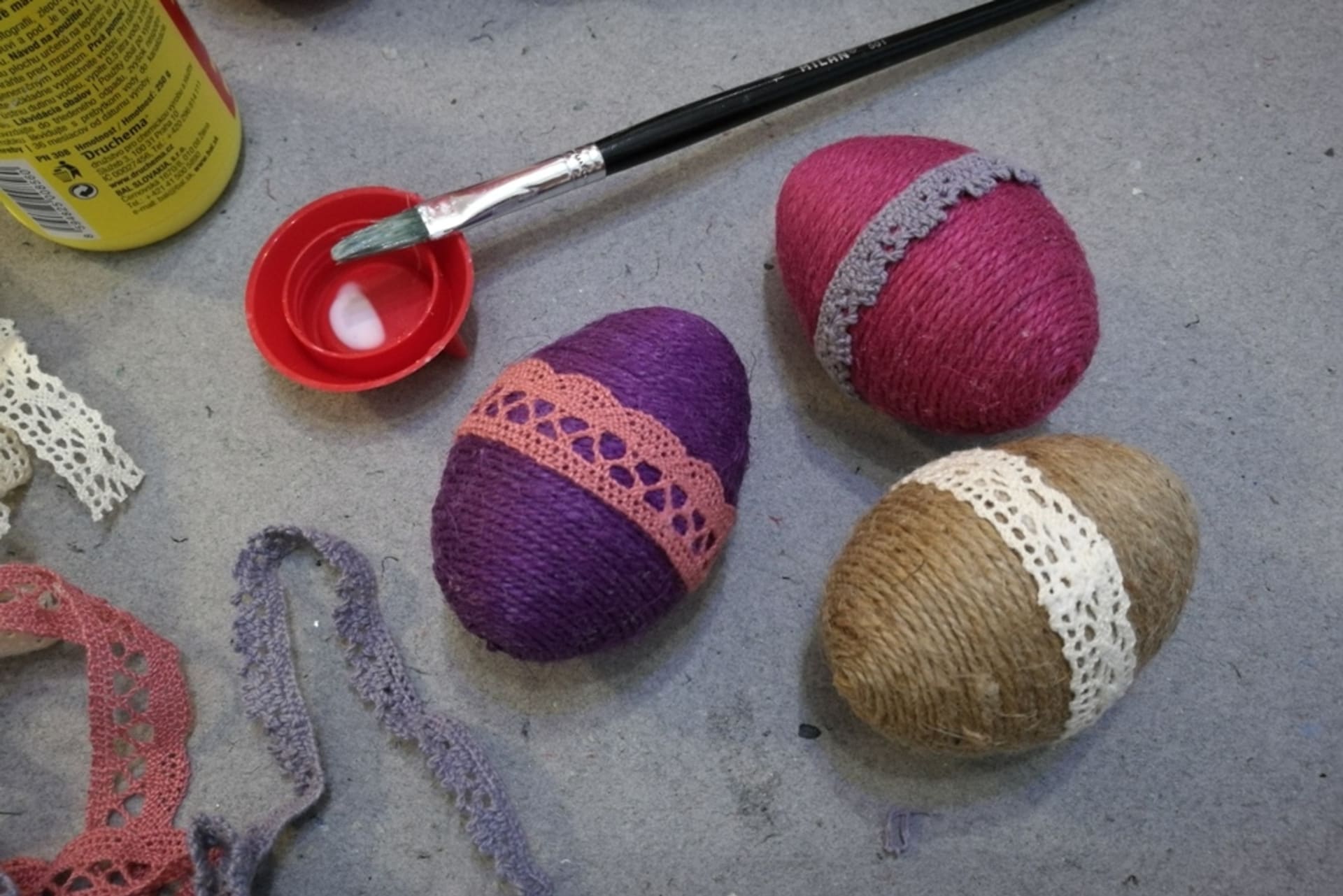 Velikonoční kraslice zdobené barveným lněným provázkem : Vajíčka ozdobte kousky bavlněných krajek. 
