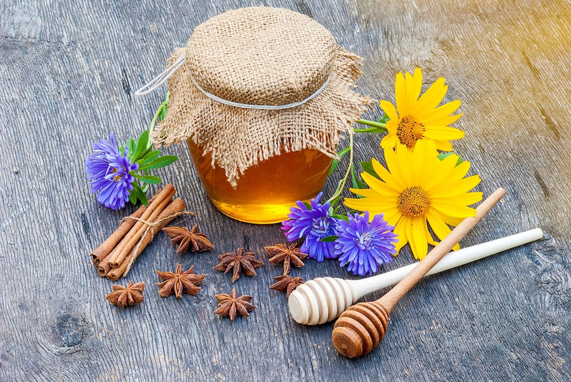Včelí med ochucený bylinami a kořením je poměrně jednoduchý způsob, jak zpracovat léčivé rostliny do zásoby.