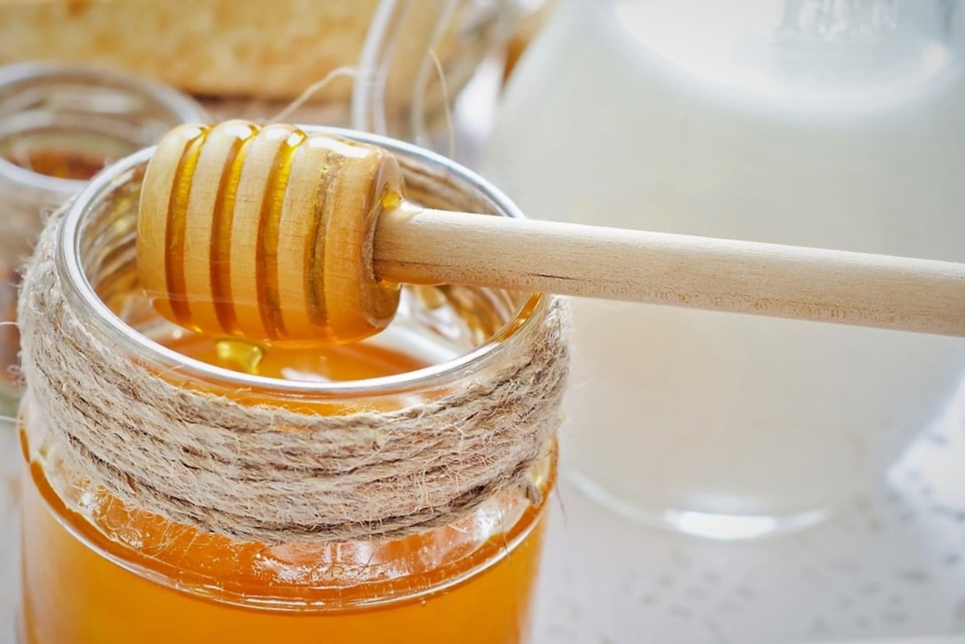 Med je tradičním pomocníkem jak při prevenci, tak při samotné léčbě chorob z nachlazení. Obsahuje optimální poměr bílkovin a minerálních látek, vitamínů, železa, kalcia, fosforu a rostlinných silic