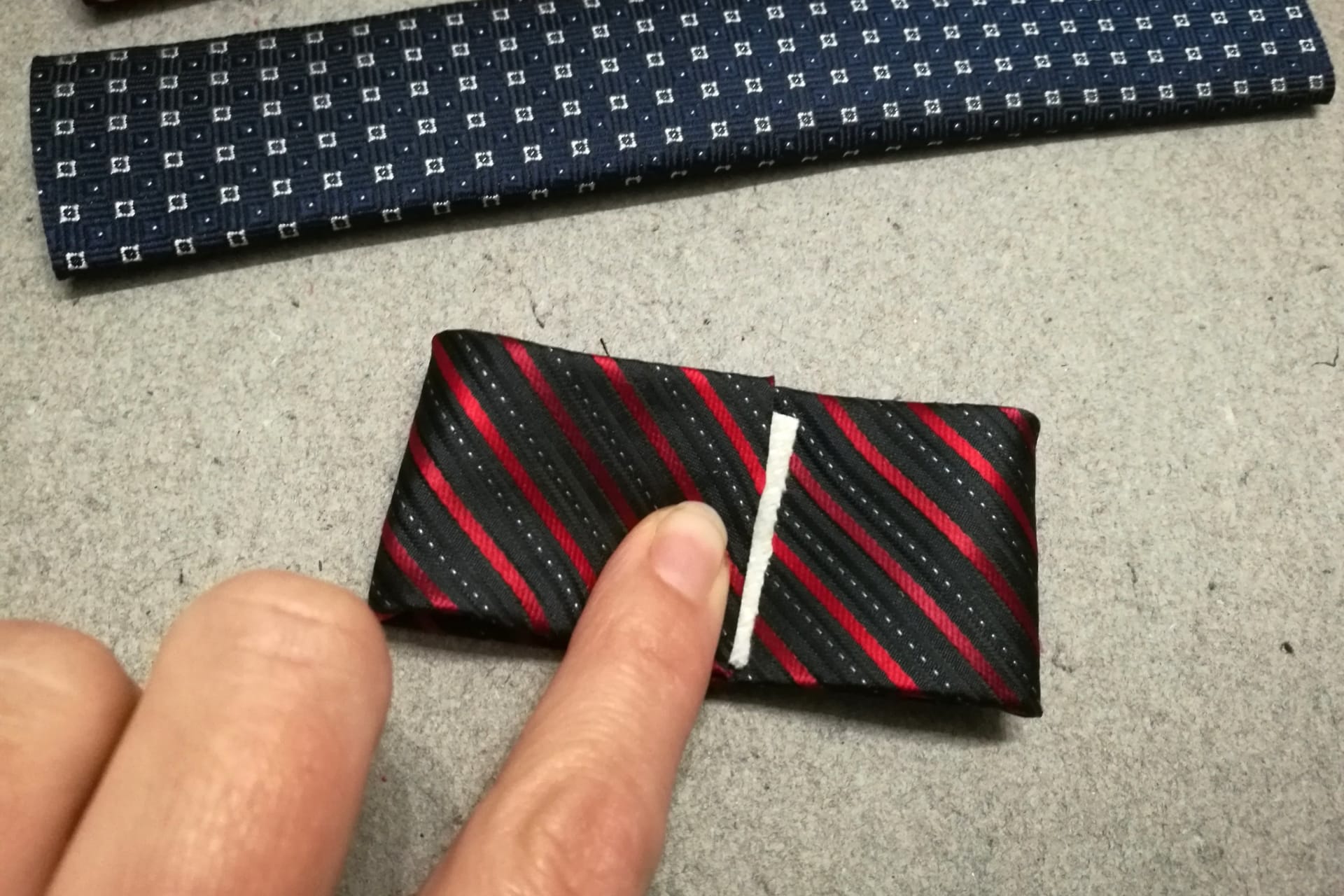 Čelenka nebo motýlek ze staré kravaty 3