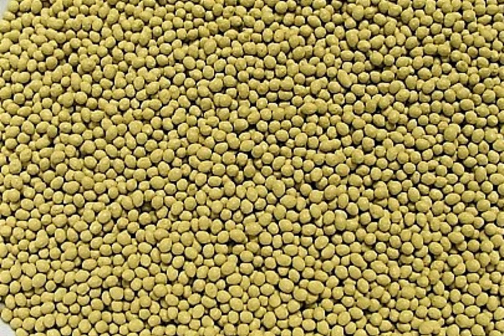 Semínka petúnií jsou drobná, v 1 g jich je kolem 10 000, a proto se prodávají tzv. peletované. Semeno je obalené inertní hmotou na bázi kaolinu. Vznikne kulička, peletka, o průměru 1 – 2 mm, která umožní přesný výsev.