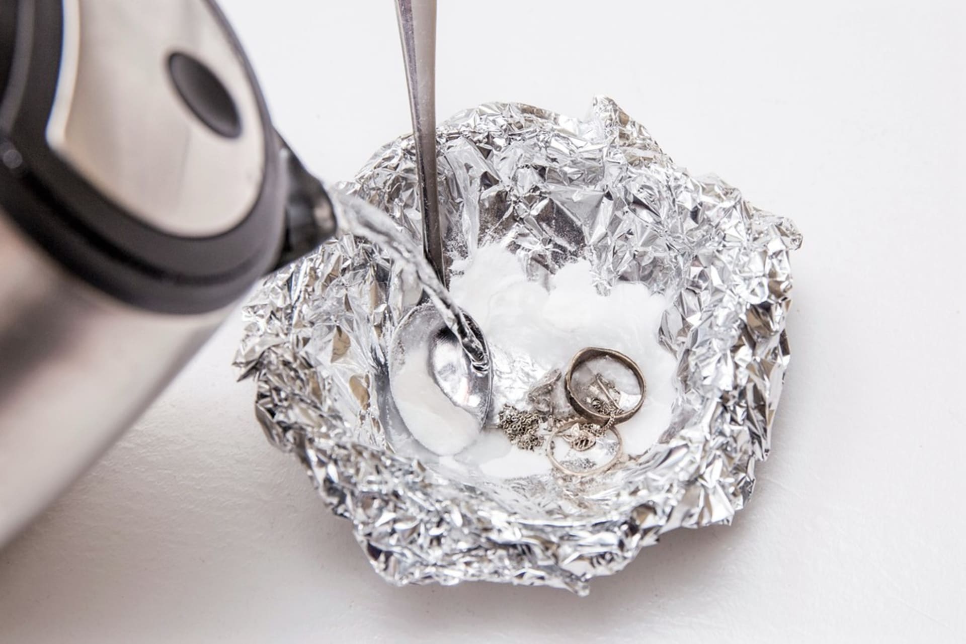 Údržba stříbrných šperků je o něco náročnější než zlatých, protože na vzduchu stříbro rychle oxiduje a černá, a tak stříbro musíte čistit častěji.