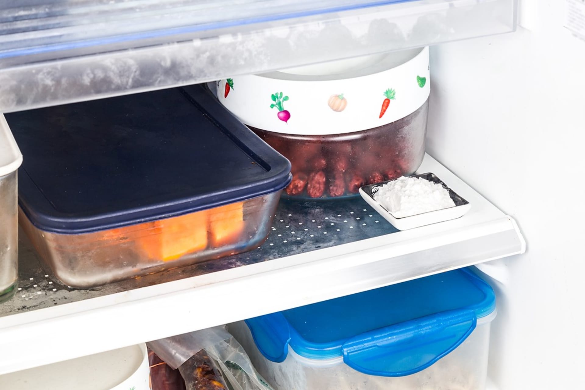 Nepříjemný pach v ledničce vyřešíte talířkem s nasypanou jedlou sodou. Jen je třeba ji po pár dnech vyměnit. 