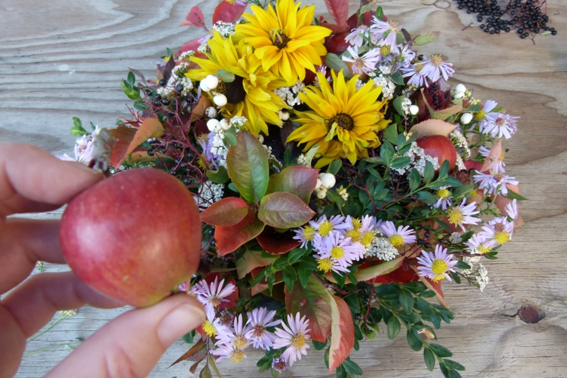 Vytvořte si barevný věnec z podzimních květin a plodů
