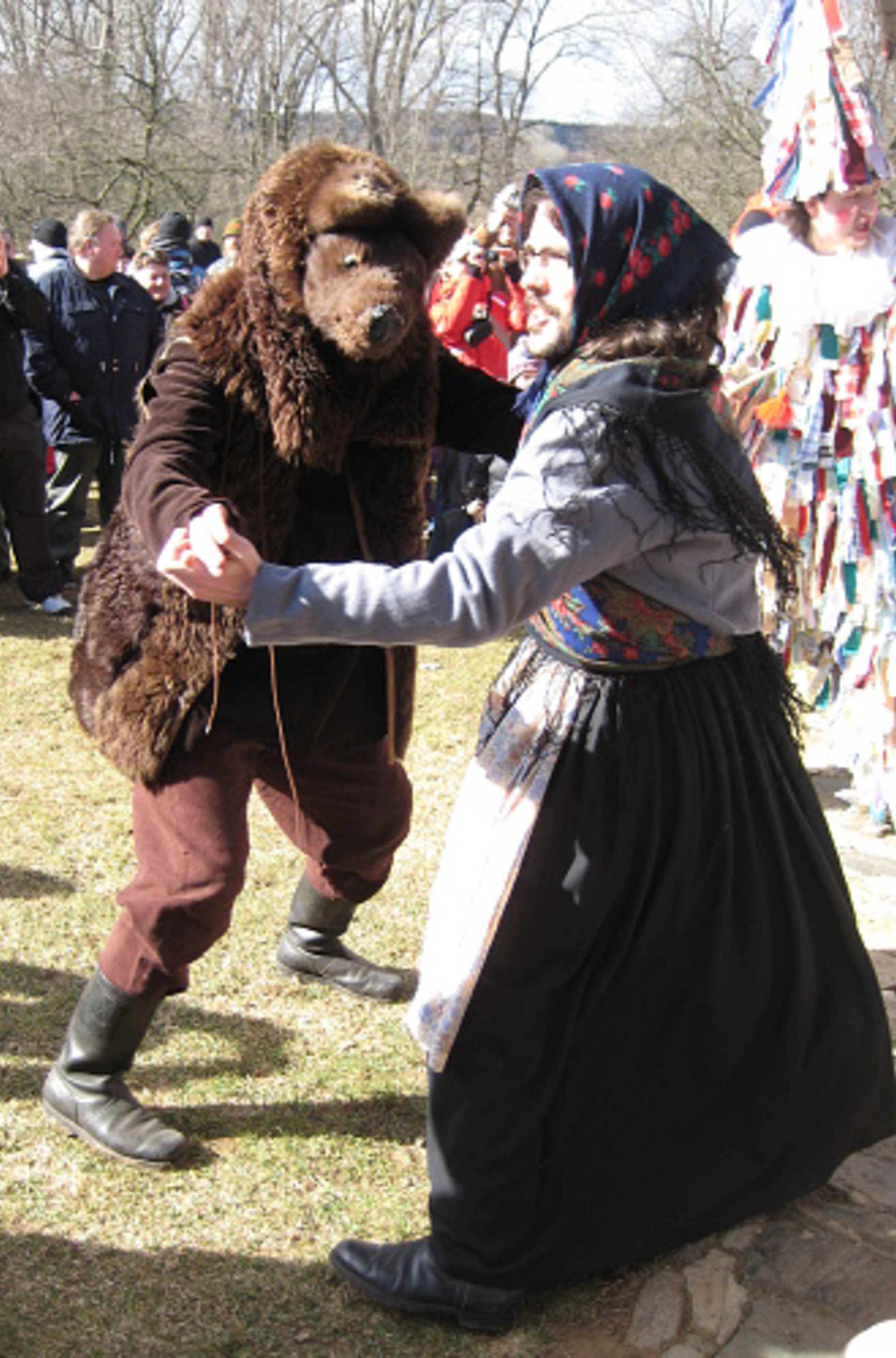 Masopustní masky: medvěd patří k nejstarším i nejčastěji užívaným masopustním maskám, kam medvěd přišel, ženy s ním musely jít tancovat, i když se při tanci choval velmi lascivně a mnohé porazil a vyválet se s nim i ve sněhu