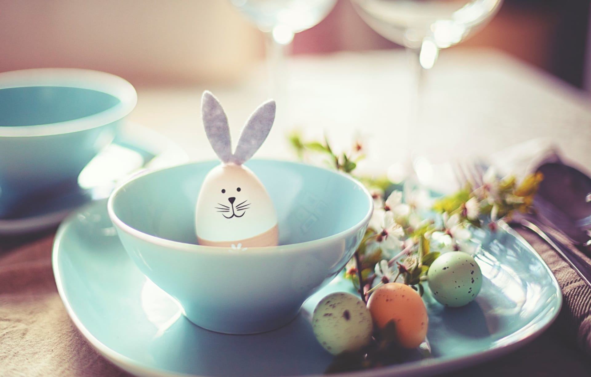 Velikonoční zajíček občas vypadá spíš jako králík, ale roztomilí jsou oba!