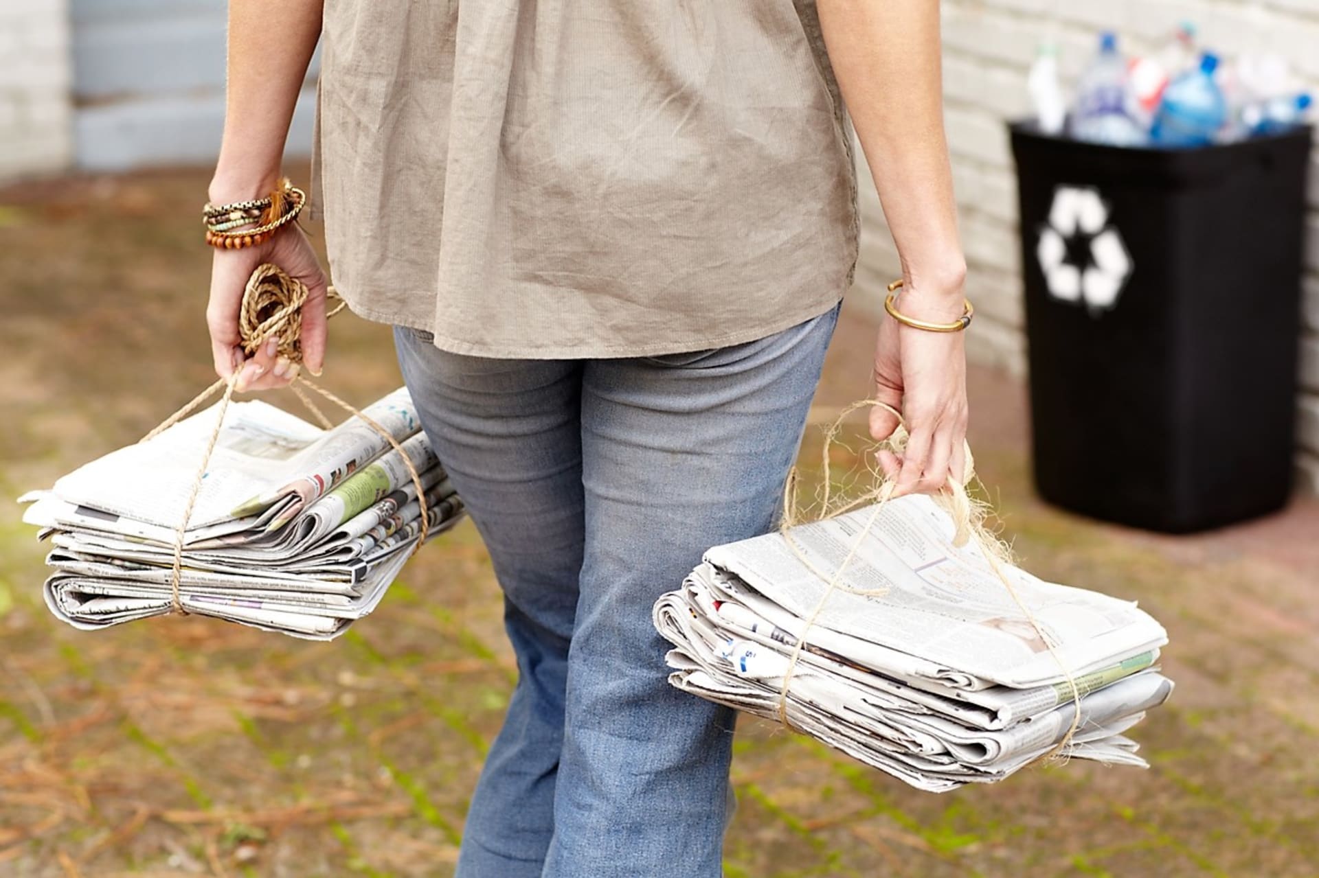  Past na škvory,  pohlcovač pachů, vysoušeč bot, mulč i žehlicí prkno. Mrkněte na 11 triků, jak využít staré noviny!
