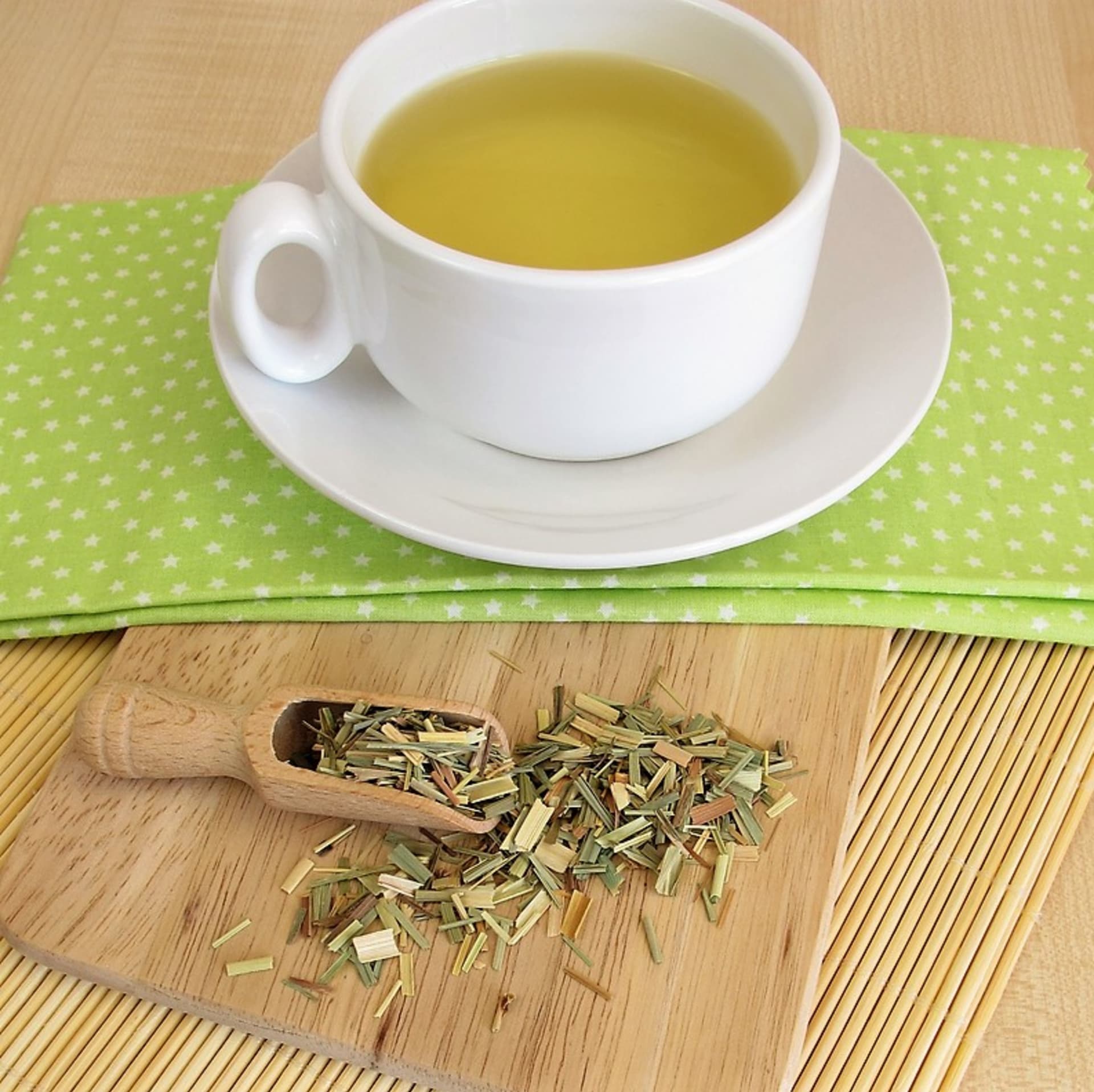 Citronová tráva: léčivý čaj  se používá při léčbě chřipky a nachlazení, ulevuje při kašli, bolesti v krku a horečce.