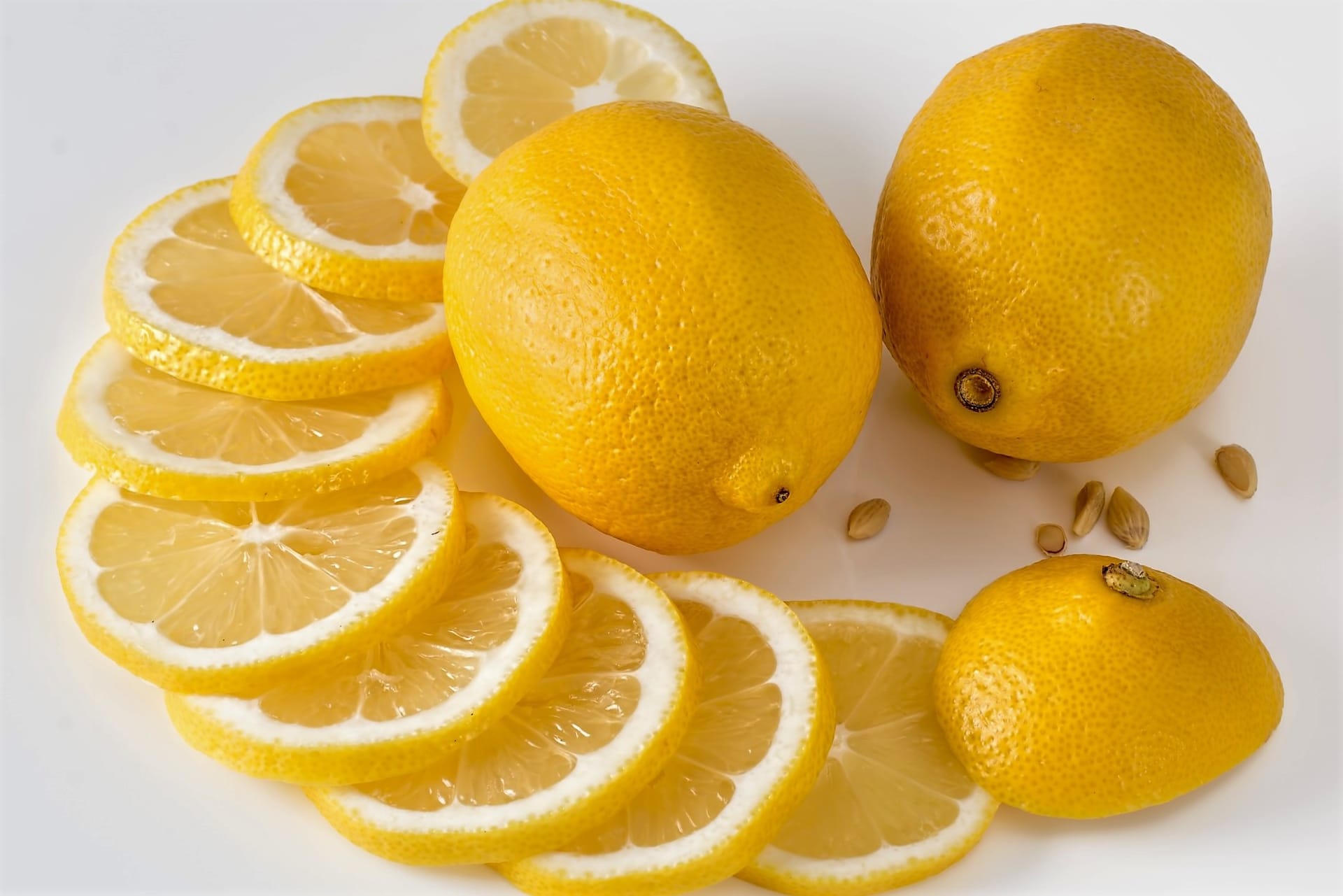 Nápoje lásky: Svěží a lehké aroma citronu působí povznášejícím dojmem, pomáhá utišit obavy a starosti a „otevřít srdce”. Navozuje pocit důvěry a uvolnění, a tak povzbuzuje k milostným hrám.