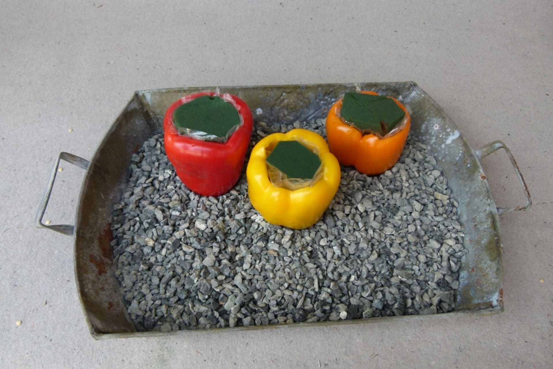 Vytvořte si na stůl dekoraci z chryzantém a paprik  3
