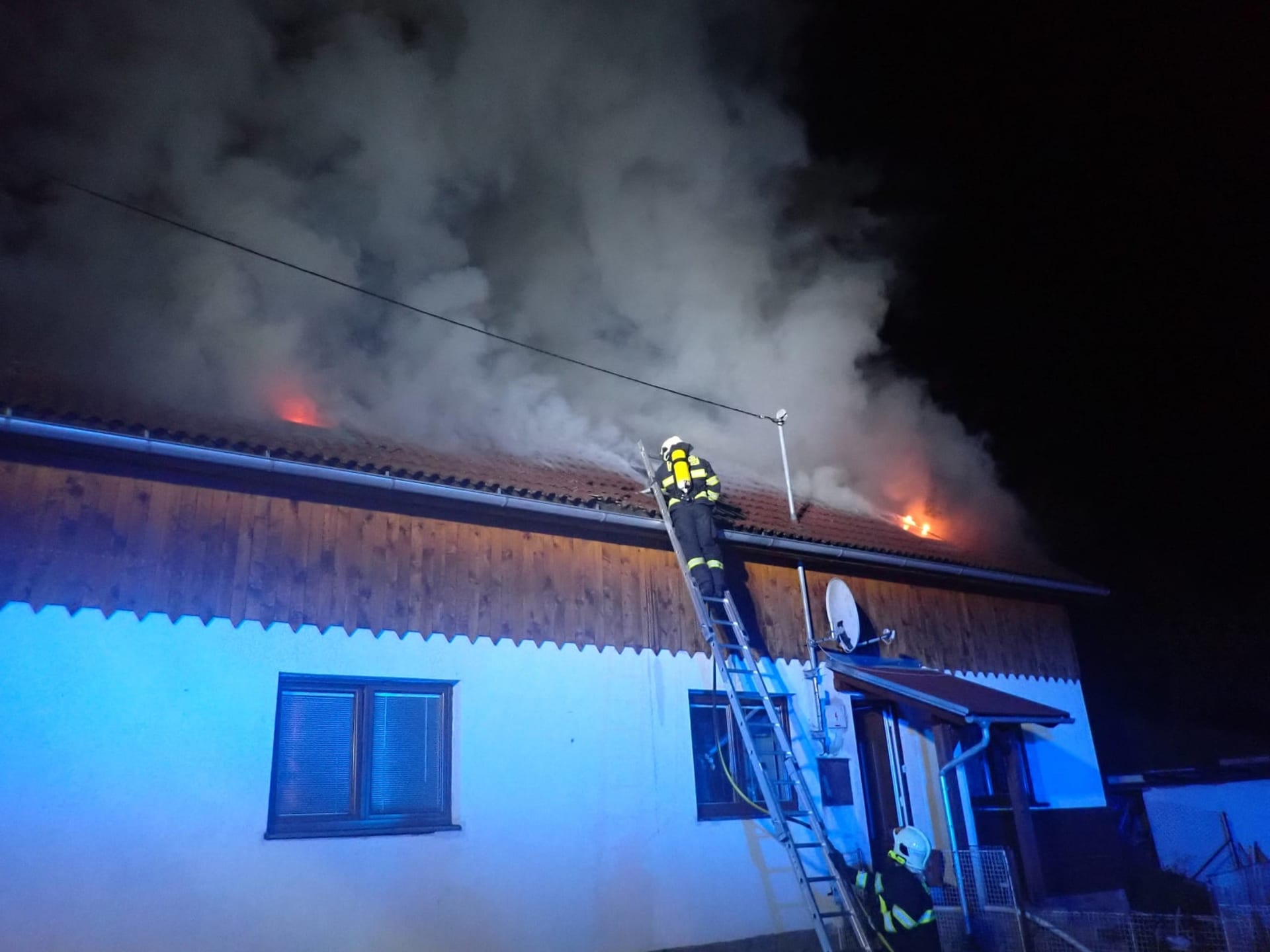 Záběry z hašení požáru v Ludkovicích na Zlínsku. 