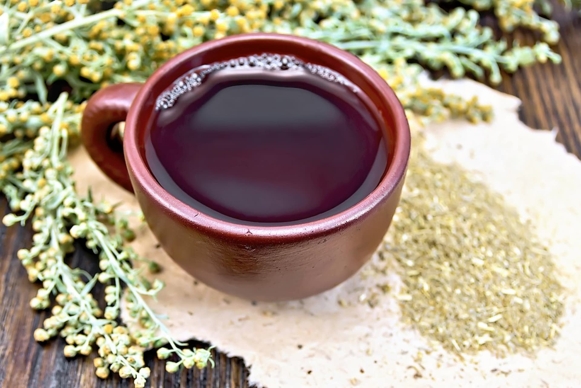 Pelyněk pravý se většinou přidává do bylinných čajových směsí: Na zlepšení trávení s mátou, jalovcem, heřmánkem, majoránkou nebo řepíkem.