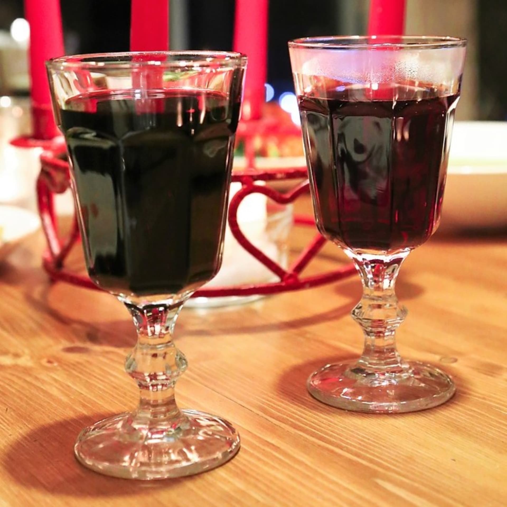 Nápoje lásky: červené víno se skořicí a hřebíčkem, citronem a medem skvěle naladí
