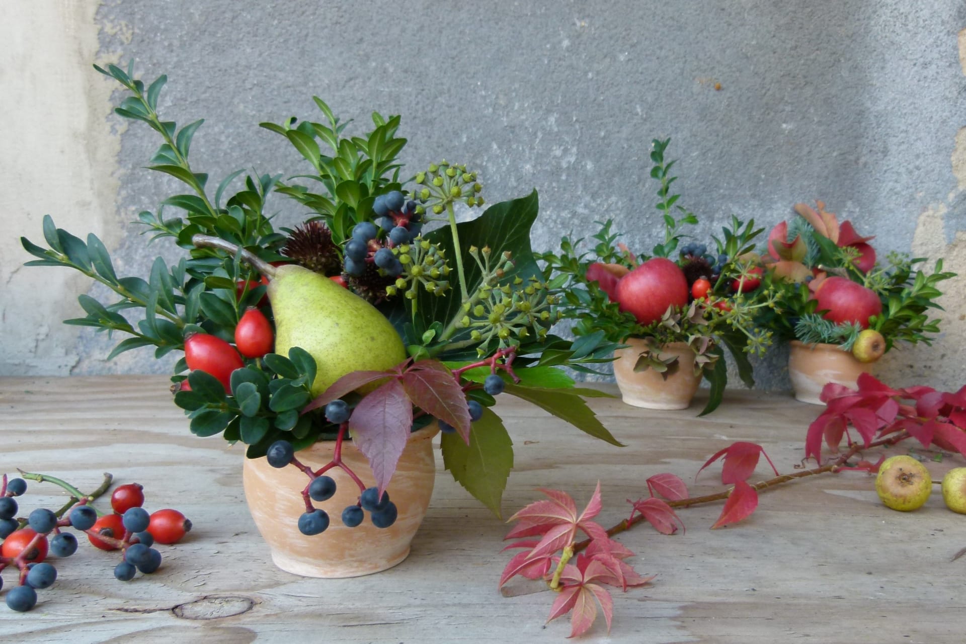 Rychlá podzimní dekorace: Ozdobte květináčky barevnými listy, větvičkami, šípky a ovocem.
