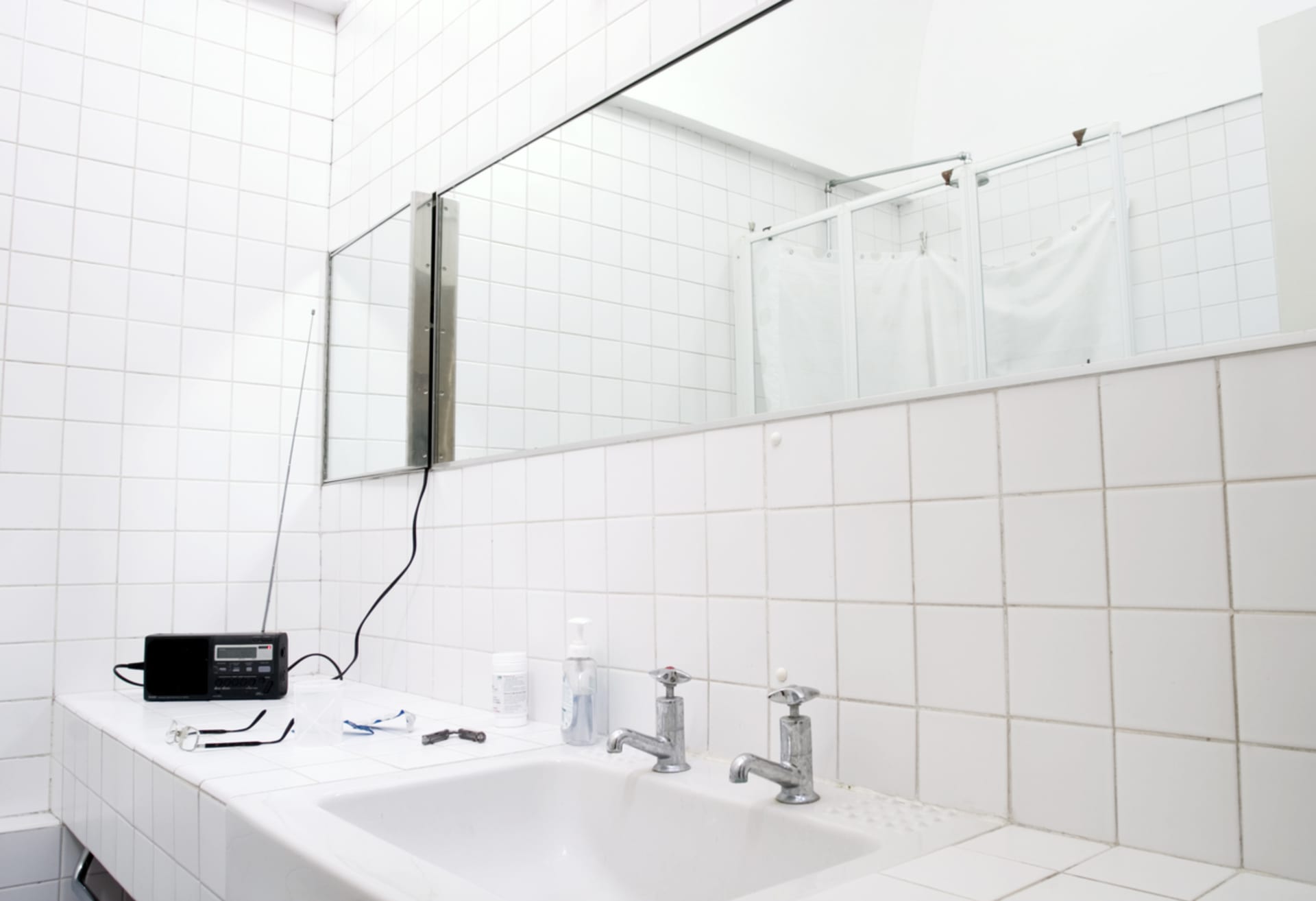 Elektronika v koupelně nemá co dělat, protože vysoká vlhkost vzduchu ji poškozuje. Naštěstí existují vodotěsné přístroje, kterým pobyt v koupelně neuškodí.