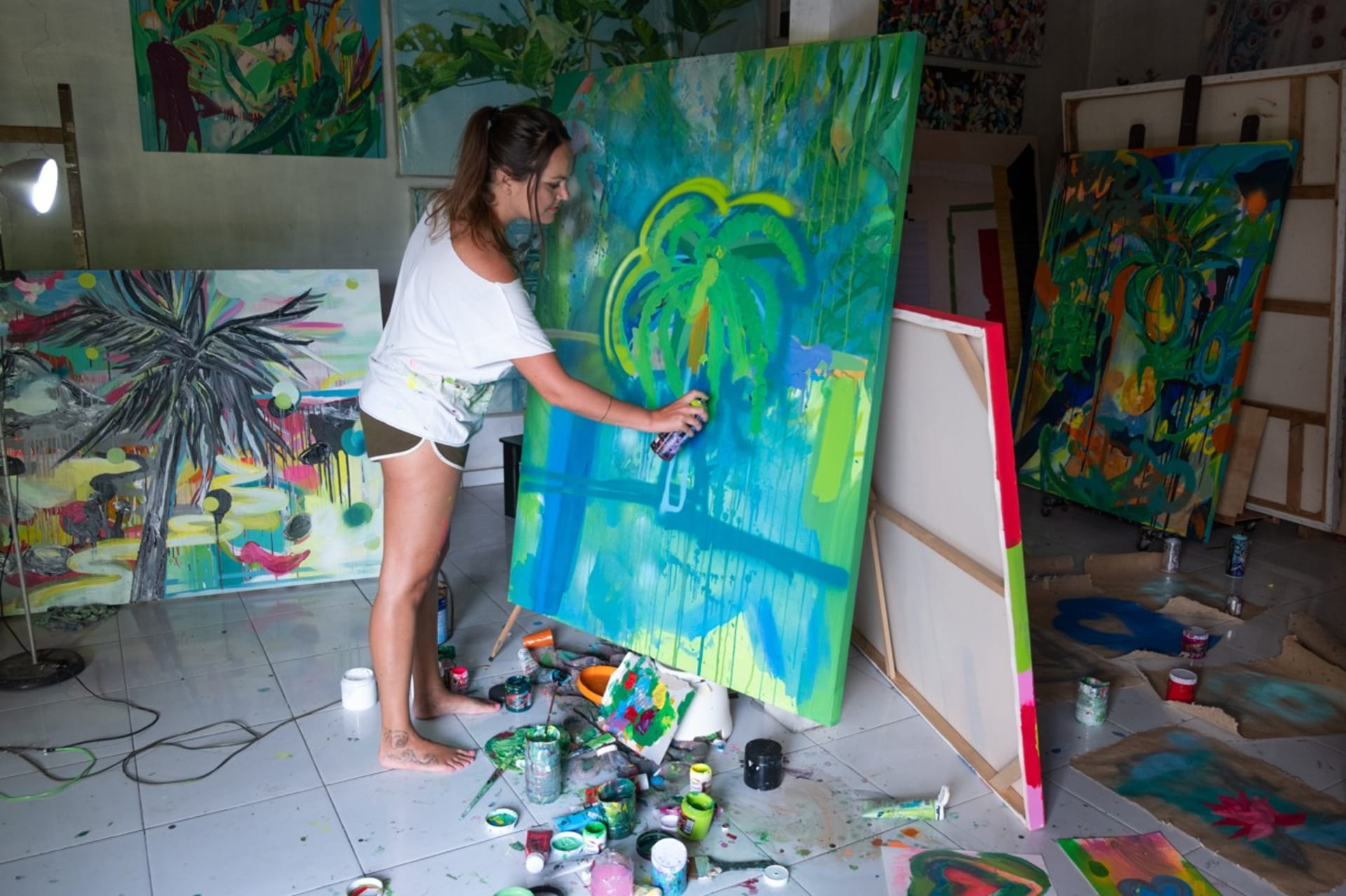 Malířka Hana Mikulenková v ateliéru na ostrově Bali.